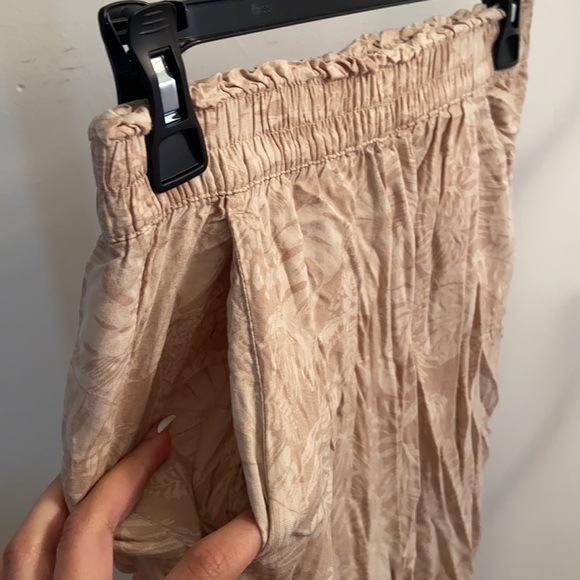 Divided Leaf Printed Pants 4 - Picture 6 of 6